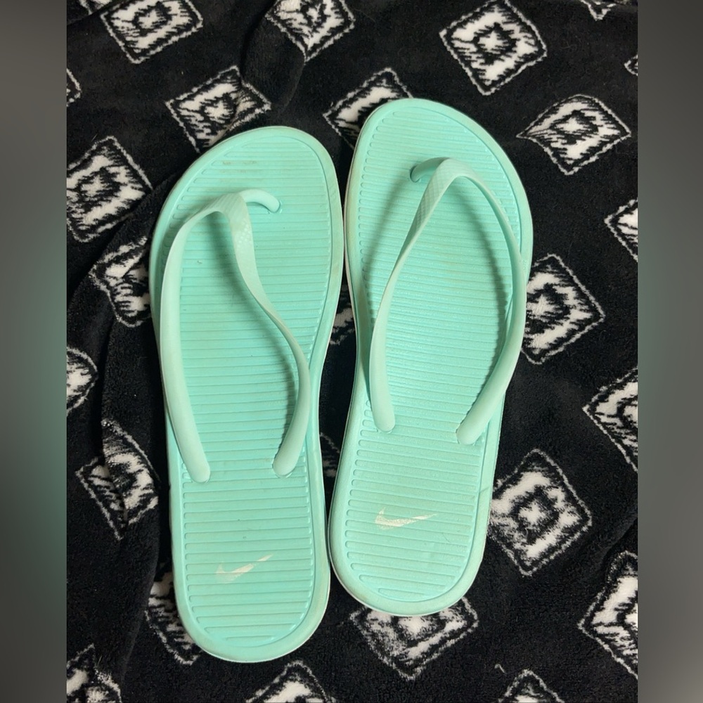 Nike flip flops 🩴